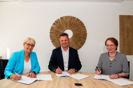 Auf eine gute (weitere) Zusammenarbeit – (v.l.) Annette Mühlenhoff, Dezernentin des Kreises Paderborn, Dr. Christian Berg, Bereichsleiter Ausstellungen/Kommunikation des HNF und Petra Bolte, Amtsleiterin des Bildungs- und Integrationszentrums des Kreises Paderborn. © HNF